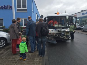 Mit Kehrmaschinen konnten wir fahren